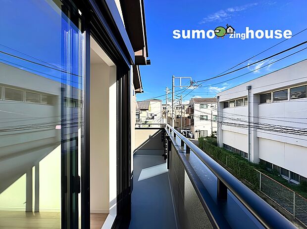 【南面ワイドバルコニー】南に大きく面したバルコニーは太陽の温かな温もりをめいいっぱい受け止めてくれます。太陽の光と爽やかな風を受けたお洗濯物はあっという間に乾き、取りこむ時には太陽の匂いを感じられそうですね。