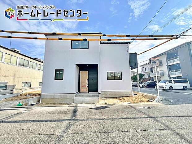 【現地】
振り分け４部屋の４ＬＤＫは、ＬＤＫ１８帖！キッチンは人気のペニンシュラキッチンを採用し解放感を出しました♪