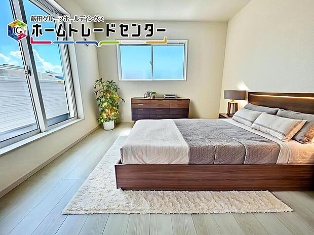 バーチャルにて家具を配置。全居室に収納を完備しておりますので、いつでもお部屋をすっきりとお使い頂けそうです。自分好みのインテリアやレイアウトを考えるのも楽しみです。