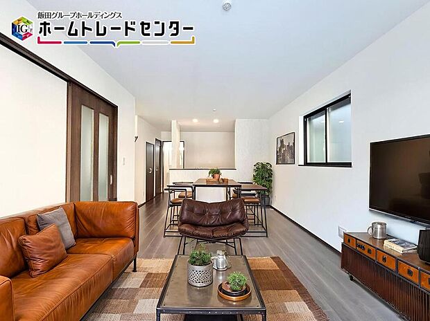 【LDK】
バーチャルにて家具を配置♪縦長で奥行のあるリビングは家具の配置もゆとりをもつことができます。憧れのソファを配置してくださいね。