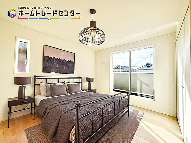 【バーチャルで家具配置】
大きなベッドも配置できる主寝室には大型クローゼットもしっかり完備し、夫婦のお洋服もしっかり収納できますよ。