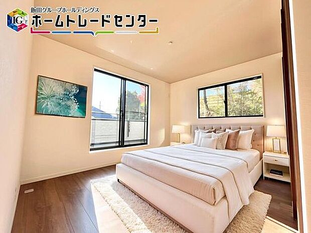 【バーチャルで家具配置】
充分な広さの収納を備え、採光良好な洋室は、快適空間。プライベートの時間もゆったりお寛ぎ頂けそうです。