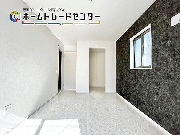 今人気のあるアクセントクロスで個性豊かな２階居室。窓も大きく光がたっぷり入ります！