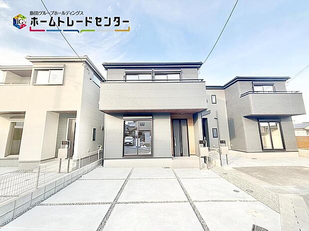 【3号棟】
並列２台駐車可能の３号棟はシックなカラー配色で♪やっぱり濃いめのグレーは断トツ人気の配色です♪