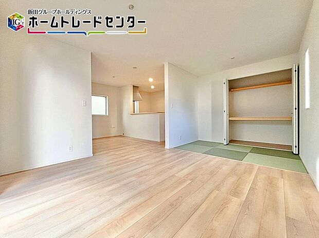 大きな窓を配置したリビングは家族の集まる空間なので、明るさは大切です。ストレスなく家具が配置できることも広さがあるポイントの一つです。