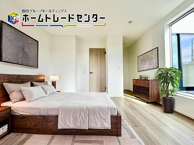 バーチャルにて家具を配置。南面に配置しているバルコニーが洋室内にあり、お子様も日中には気持ちよくお昼寝ができますね。