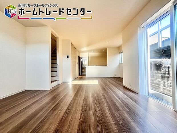 【リビング】
ソファとダイニングがしっかりと配置できる広さを確保♪濃いめのフローリングで大人なお家です♪