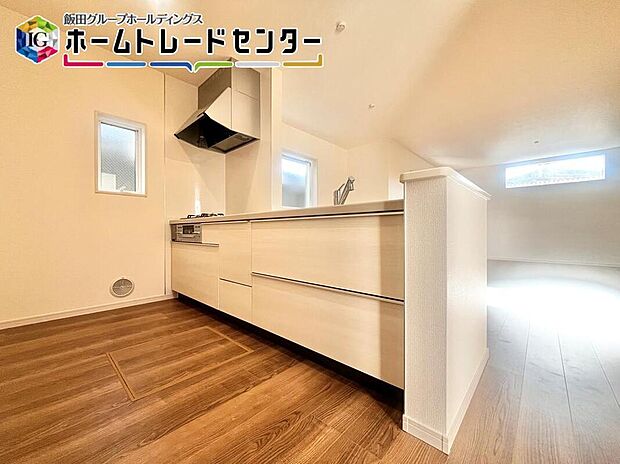 【キッチン】
オープンカウンターで解放感あり！家事をしながら家族との会話も弾みますよ！