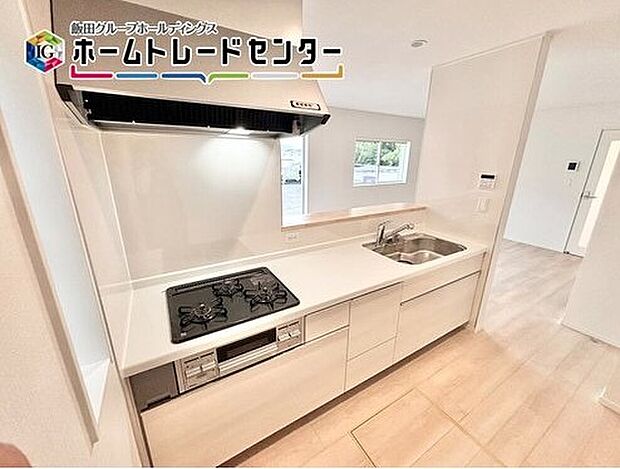 人気の対面キッチンは吊戸棚をなくして解放感を重視しました。リビングを見渡すことができて小さなお子様がいても安心ですよ。