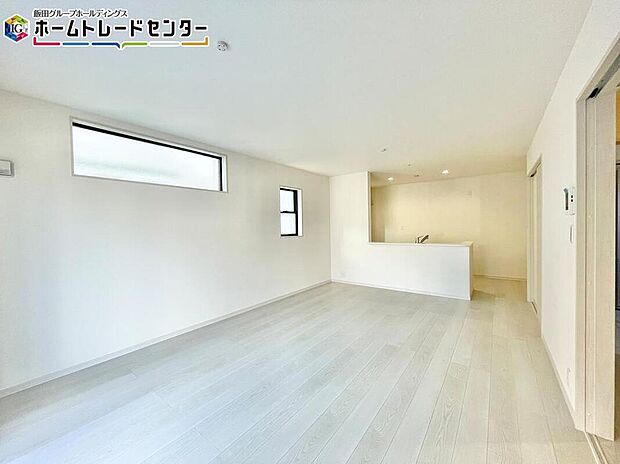 【リビング】
縦長で奥行のあるリビングは家具の配置もゆとりをもつことができます。憧れのソファを配置してくださいね。