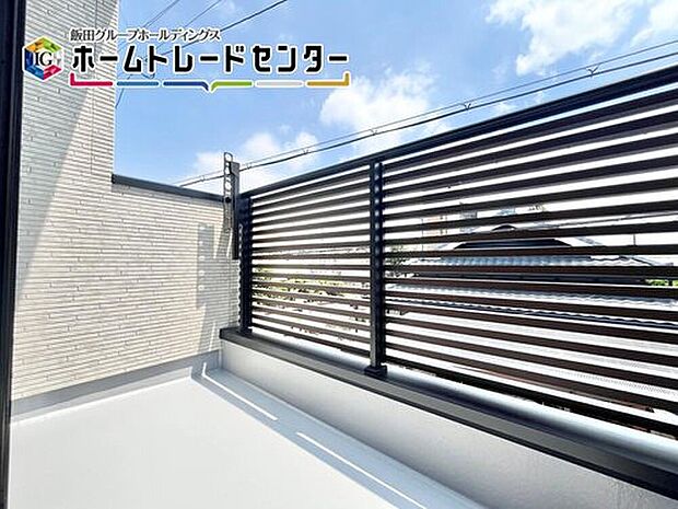 【バルコニー】日当たり良好のバルコニーは奥行もあり洗濯もの干しもノンストレスです♪