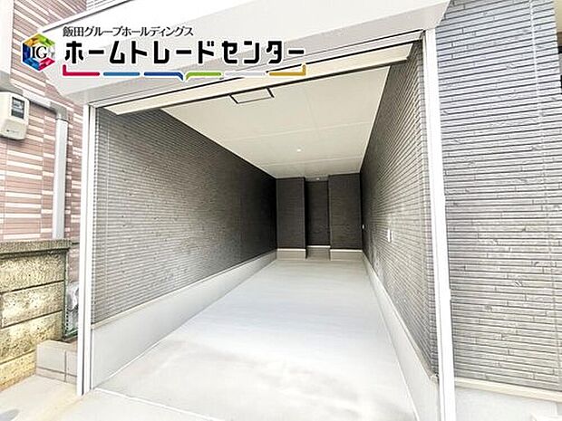 【ビルトインガレージ】雨が降っていても乗り降りが快適！
防犯性も高く安心な駐車空間です