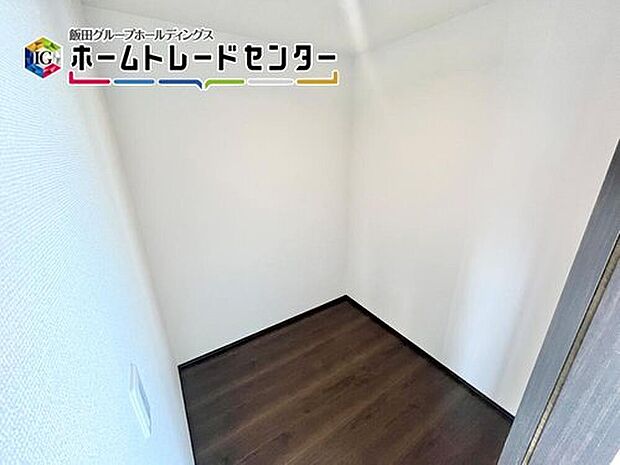 【ウォークインクローゼット】収納力豊富なウォークインクローゼットを設置。洋服や小物類など、目的に応じてすっきり美しい収納を実現します。

