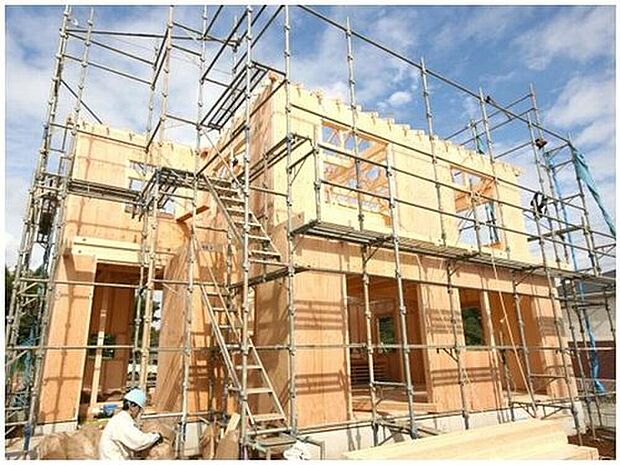 【地震に強い固定金具「Tロック」】作業工程の効率を向上、耐震性を高めるため壁パネルは、高強度の「オリジナル耐力壁」を採用し壁倍率5倍を実現。柱と土台、基礎をしっかり接合し大地震にも耐えられるよう、地震に強い固定金具「Tロック」も開発。