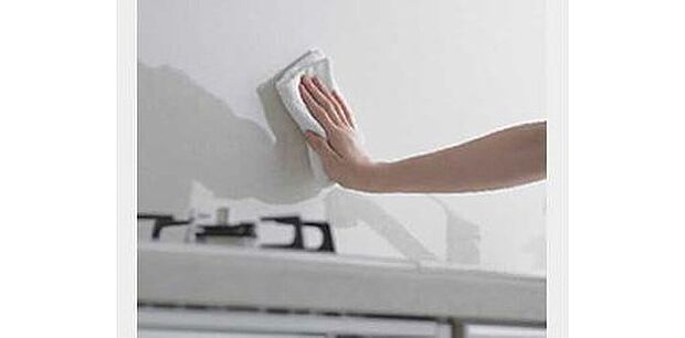 【キッチンパネル】ガスコンロ前の壁には、熱に強く、サッと拭き取るだけで簡単に油汚れを落とすことができるキッチンパネルを採用しています。簡単な手入れでキレイが続くのはうれしいですね（同仕様）