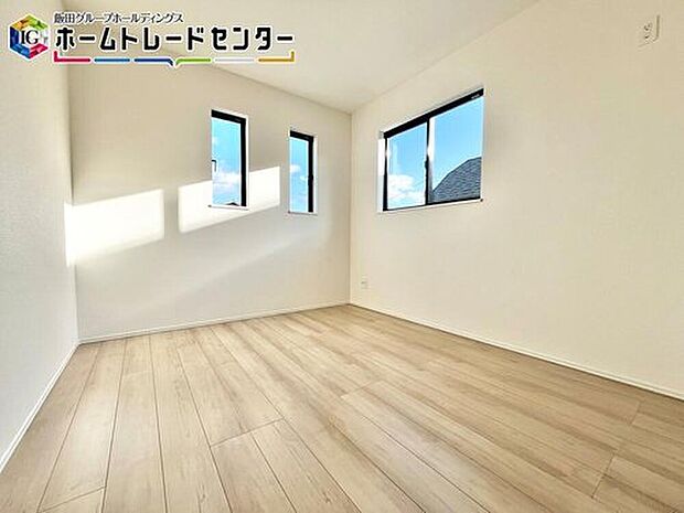 【リビング以外の居室】充分な広さの収納を備え、採光良好な洋室は、快適空間。プライベートの時間もゆったりお寛ぎ頂けそうです。