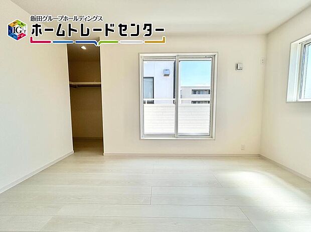 【リビング以外の居室】充分な広さの収納を備え、採光良好な洋室は、快適空間。プライベートの時間もゆったりお寛ぎ頂けそうです。