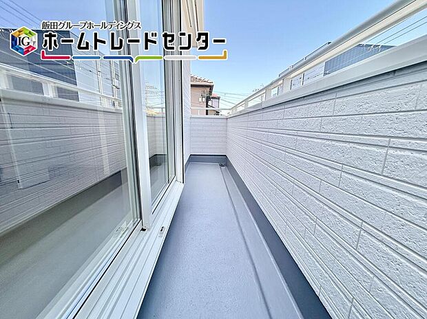 【バルコニー】バルコニーは洗濯物を干すだけのスペースではありません！広々としたバルコニーならシーツなど大きな洗濯物も干せます。