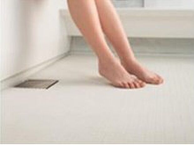 【クリーン床】浴室の床には乾きが速く、滑りにくいクリーン床を採用しています。（同仕様）