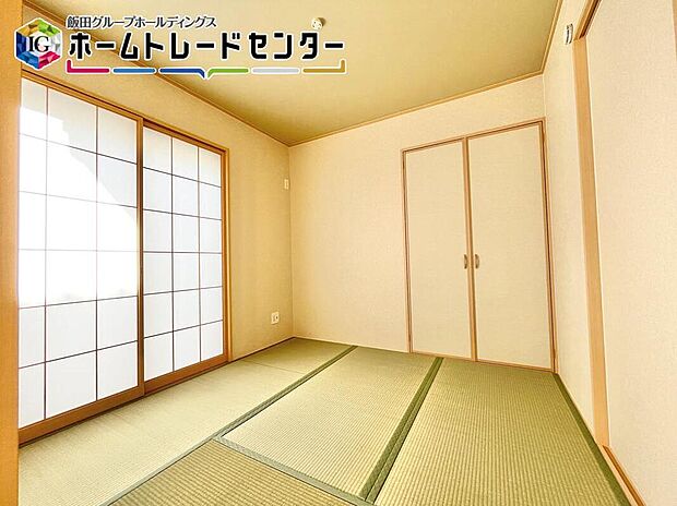 【リビング以外の居室】1部屋はあったら嬉しい畳スペース。赤ちゃんを寝かせたり、ご両親さんのお泊り部屋だったりジャングルジムを置いたりと用途は多数♪