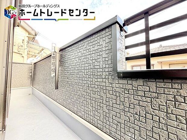 【バルコニー】南向きのバルコニーのため日当り良好!ワイドバルコニー設置で、家族のお布団もたくさん干すことが可能。これで一日の最後は安眠ですね。