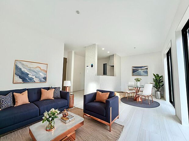 【リビングルーム】家族やお友達とのお食事やティータイムを楽しむダイニングは対面キッチン。お食事やお茶の準備をしながらでも、自然と会話の輪が広がります。