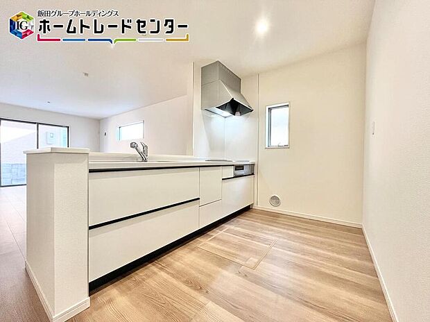 【【キッチン】】キッチン後ろも十分な広さがありしカップボードや冷蔵庫もしっかり配置できます♪オプションででキッチンとお揃いのカップボードを設置することも可能♪