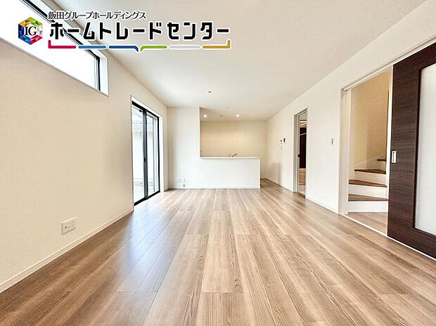 【リビング】対面キッチン採用のリビングは家族が一つになれる空間となります。お料理をしながらリビング全体を見渡すことができるのでお子様が遊んだり、勉強していても一緒に空間を共有できます。