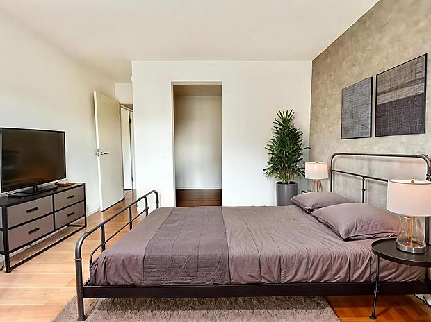 【主寝室】【バーチャルにて家具配置♪】
今人気のあるアクセントクロスで個性豊かな2階居室。窓も大きく光がたっぷり入ります!