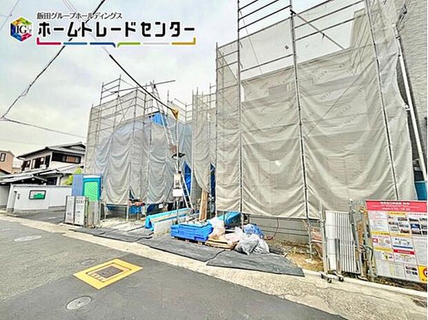 【現地外観写真】2台駐車可能なカースペースは、友達が来た時に誇らしげに停めてもらえる広さを確保。車だけでなく自転車や大型バイクも♪