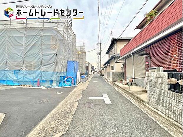 【前面道路含む現地写真】切り返しやすい間口になっておりますので、油断しやすい仕事帰りや、買い物帰りの駐車事故はこれで防げますね。