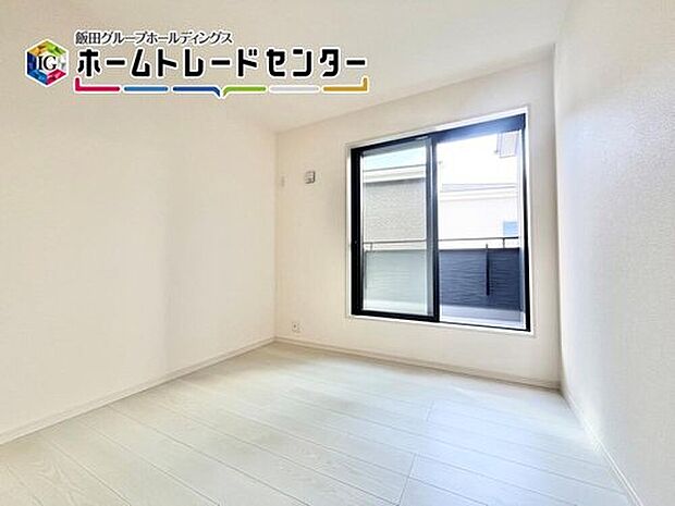 【リビング以外の居室】
白を基調とした居室。明るめのフローリングですので、壁紙ともマッチし、お部屋を更に広く見せてくれる効果も。

