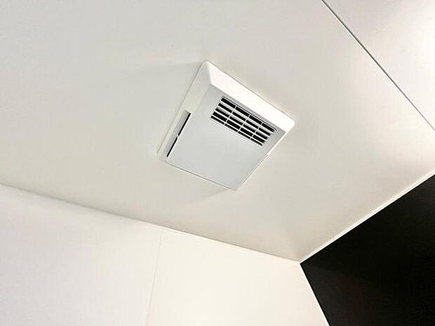 【浴室換気乾燥機】雨の日や冬場のお洗濯に嬉しい装備。洗濯物を乾かすだけでなく、入浴後に換気機能で湿気を排出できるためカビの防止にもなります。