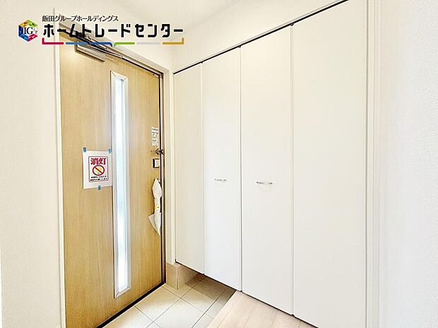 【玄関】ガラススリットの入った玄関扉からは外の光が入り気持ちいいですよ♪