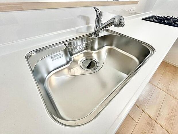 【 浄水器内蔵ハンドシャワー】蛇口の先端に浄水器を内蔵しているため場所をとりません。
また、浄水器ごとホースを引き出せます。