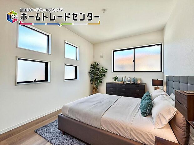 【リビング以外の居室】バーチャルにて家具を配置。充分な広さの収納を備え、採光良好な洋室は、快適空間。プライベートの時間もゆったりお寛ぎ頂けそうです。