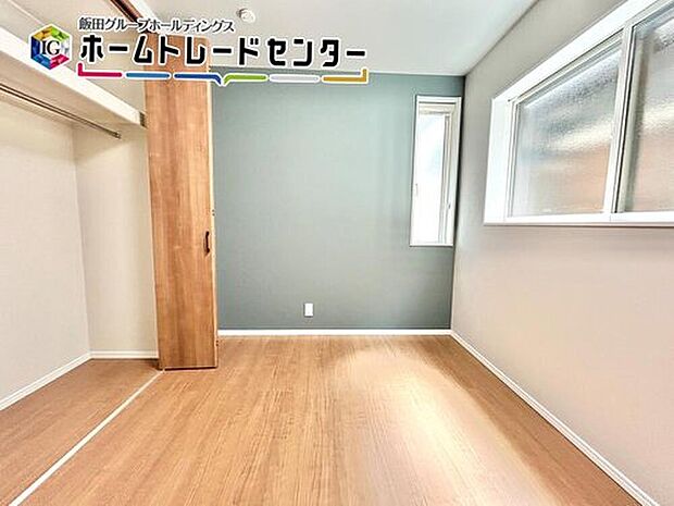 【リビング以外の居室】今人気のあるアクセントクロスで個性豊かな居室。窓も大きく光がたっぷり入ります！