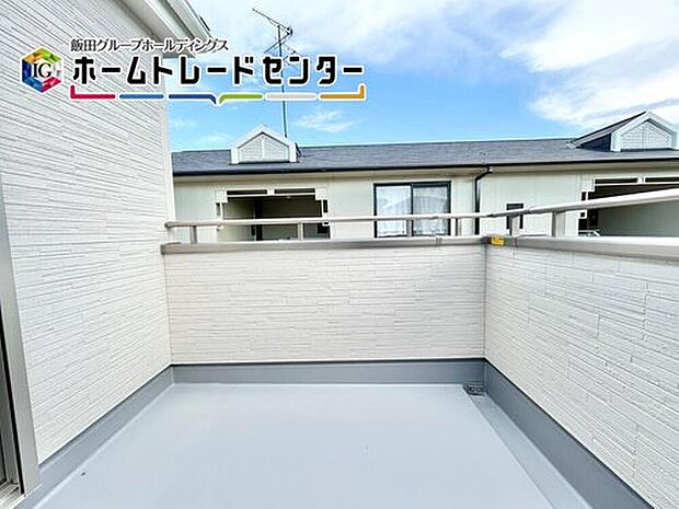 【バルコニー】ワイドバルコニー設置で、家族のお布団もたくさん干すことが可能。これで一日の最後は安眠ですね。