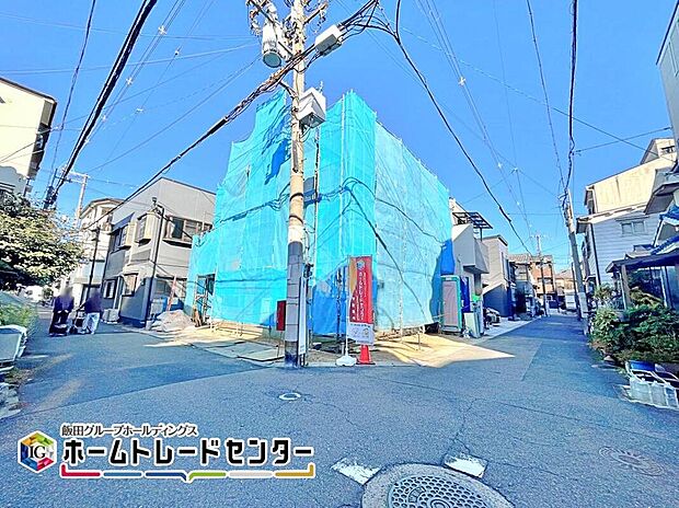 【前面道路含む現地写真】南面１面んにバルコニーを設置して２部屋か行き来が出来るワイドバルコニー♪