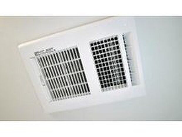 【浴室暖房換気乾燥機】入浴後の水滴や湿気を排出し、カビの発生や臭いを抑制する暖房換気乾燥機。雨の日の洗濯物にも効果的です。