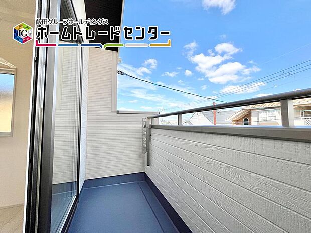 【バルコニー】東向きのバルコニーは朝日が入り気持ちよくお洗濯できます♪