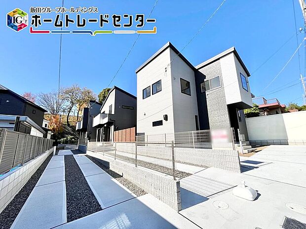 【現地外観写真】２台駐車可能なカースペースは、友達が来た時に誇らしげに停めてもらえる広さを確保。車だけでなく自転車や大型バイクも♪