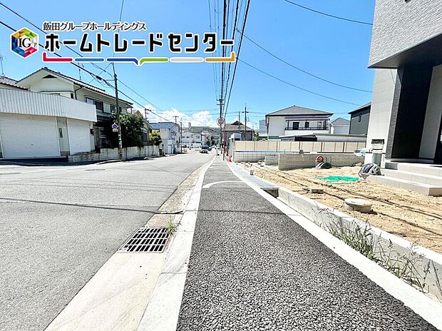 【前面道路含む現地写真】切り返しやすい間口になっておりますので、油断しやすい仕事帰りや、買い物帰りの駐車事故はこれで防げますね。