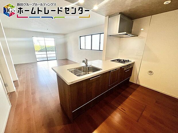 【キッチン】人気の対面キッチンは吊戸棚をなくして解放感を重視しました。リビングを見渡すことができて小さなお子様がいても安心ですよ。