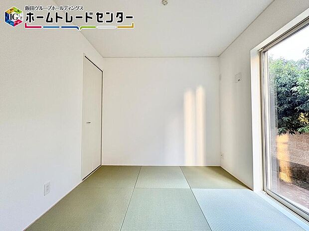 【リビング以外の居室】1部屋はあったら嬉しい畳スペース。赤ちゃんを寝かせたり、ご両親さんのお泊り部屋だったりジャングルジムを置いたりと用途は多数♪