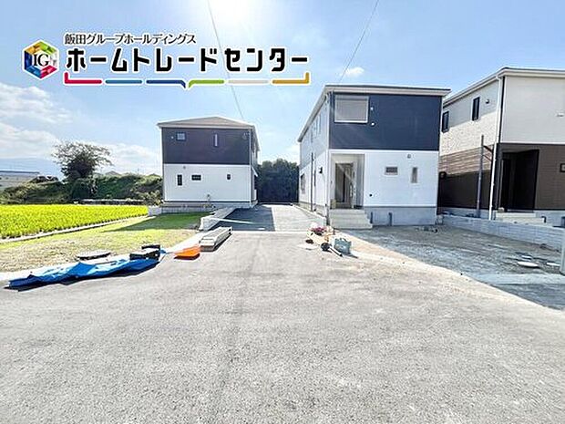 【前面道路含む現地写真】２台駐車可能なカースペースは、友達が来た時に誇らしげに停めてもらえる広さを確保。車だけでなく自転車や大型バイクも♪

