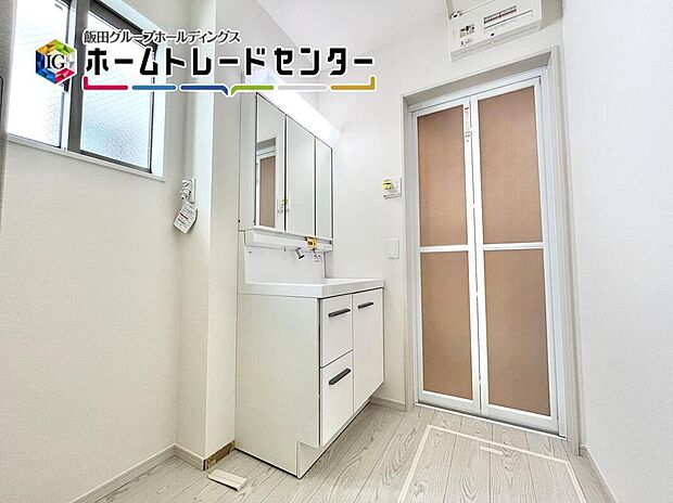 【洗面台・洗面所】毎日使うものだから清潔な空間を保ちたい水回り。洗面化粧台にはそんな願いを解消させてくれる収納アイデアが満載です。三面鏡の裏側にはキャビネットが現れ小物から背の高い物まで収納できます。