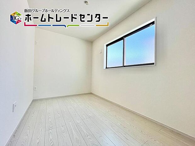 【リビング以外の居室】白を基調とした居室。明るめのフローリングですので、壁紙ともマッチし、お部屋を更に広く見せてくれる効果も。