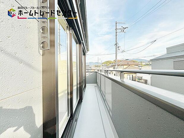 【バルコニー】ワイドバルコニー設置で、家族のお布団もたくさん干すことが可能。これで一日の最後は安眠ですね。