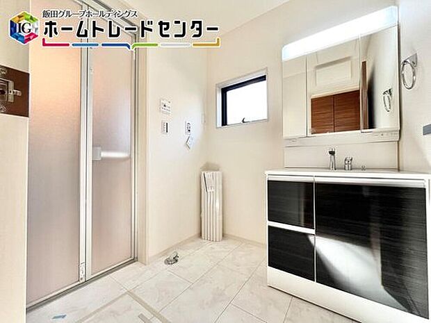 【洗面台・洗面所】毎日使うものだから清潔な空間を保ちたい水回り。洗面化粧台にはそんな願いを解消させてくれる収納アイデアが満載です。三面鏡の裏側にはキャビネットが現れ小物から背の高い物まで収納できます。

